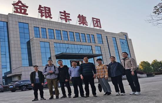 一群人站在建築前描述已自動生成